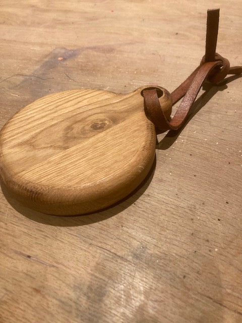 Holzschild aus Eiche mit Lederband