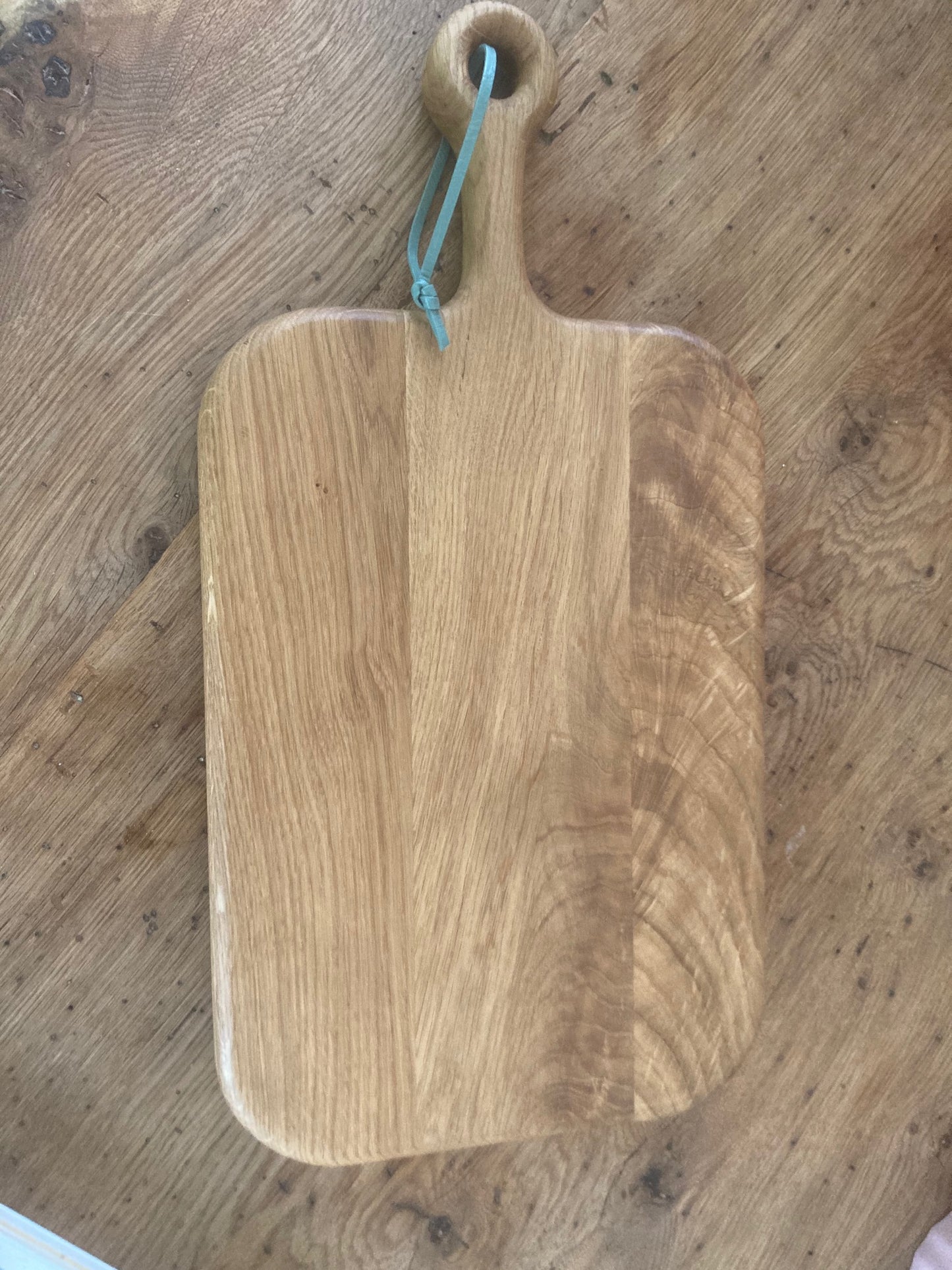 Landhausstil Schneidebrett aus Eiche mit Griff und Lederband