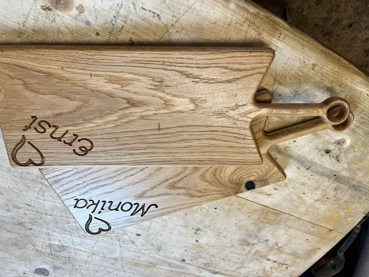 Schneidebrett aus Eiche mit individueller Fräsung, Küchenbrett, Brett mit Fräsung, Schneidebrett Holz