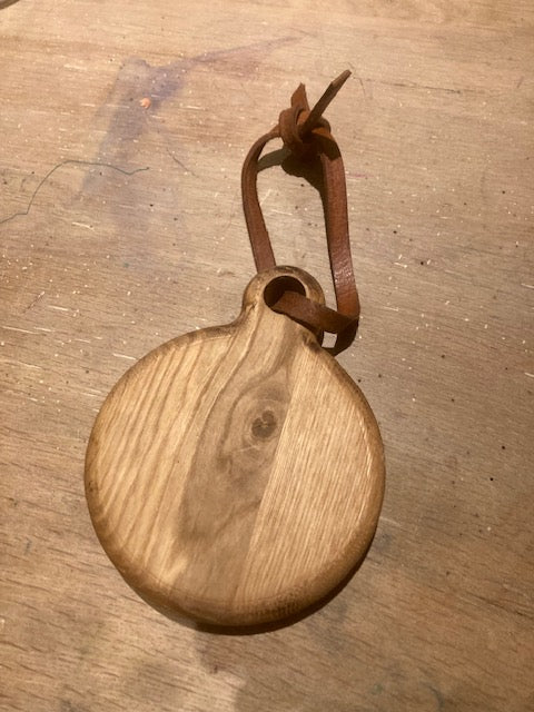 Holzschild aus Eiche mit Lederband