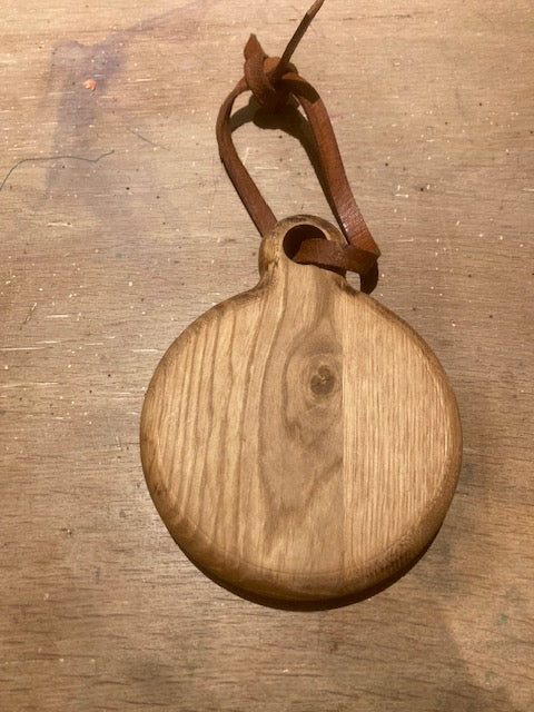 Holzschild aus Eiche mit Lederband