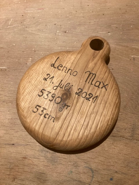 Holzschild aus Eiche mit induviduellem Text und Lederband