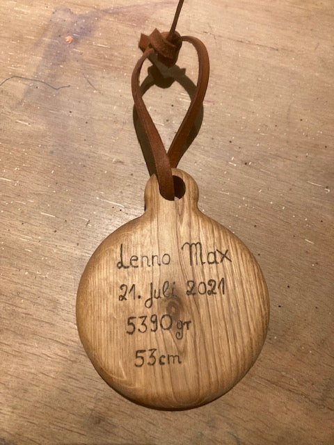Holzschild aus Eiche mit induviduellem Text und Lederband