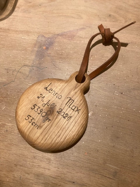 Holzschild aus Eiche mit induviduellem Text und Lederband