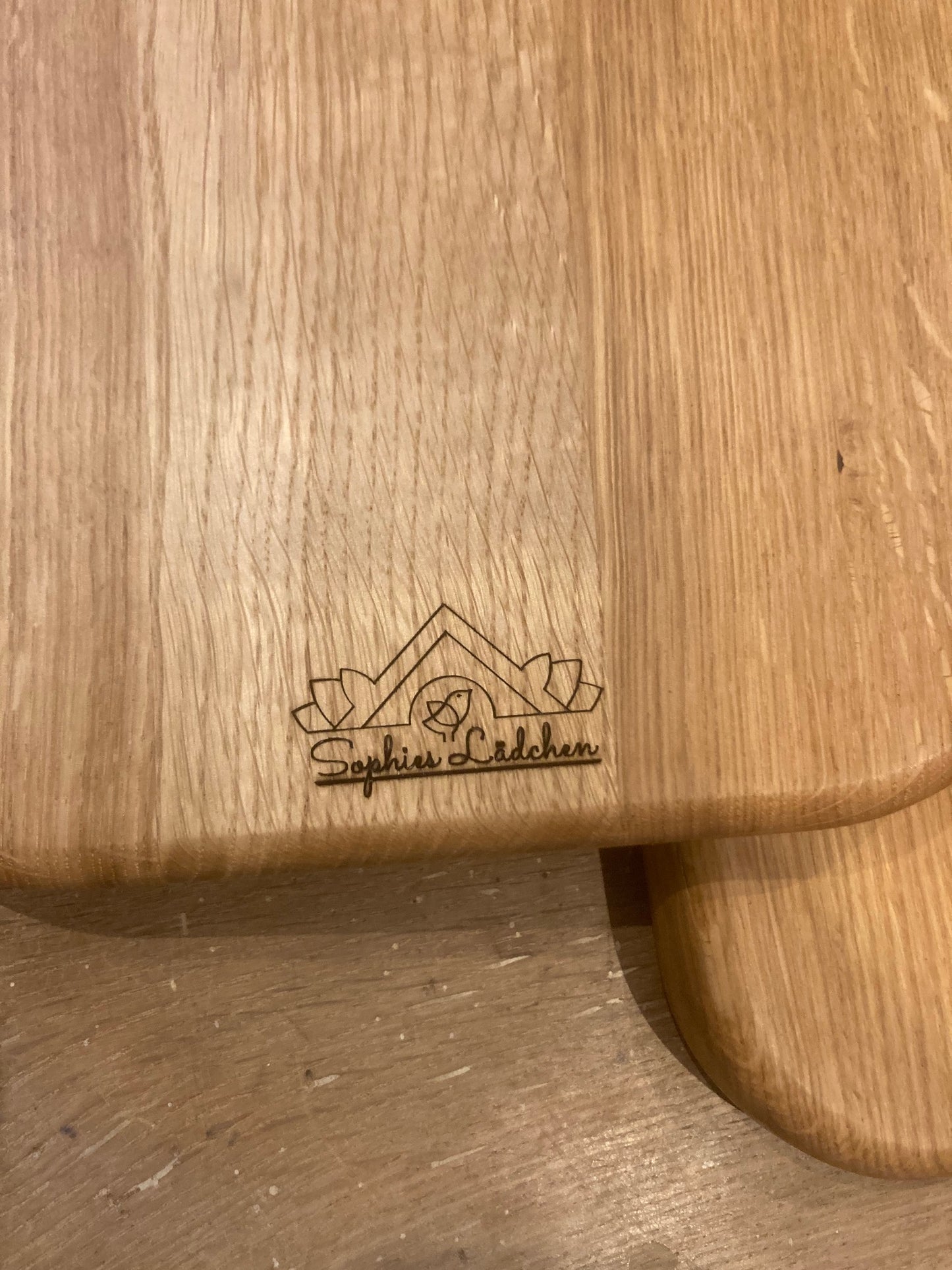 Landhausstil Schneidebrett aus Eiche mit Griff und Lederband