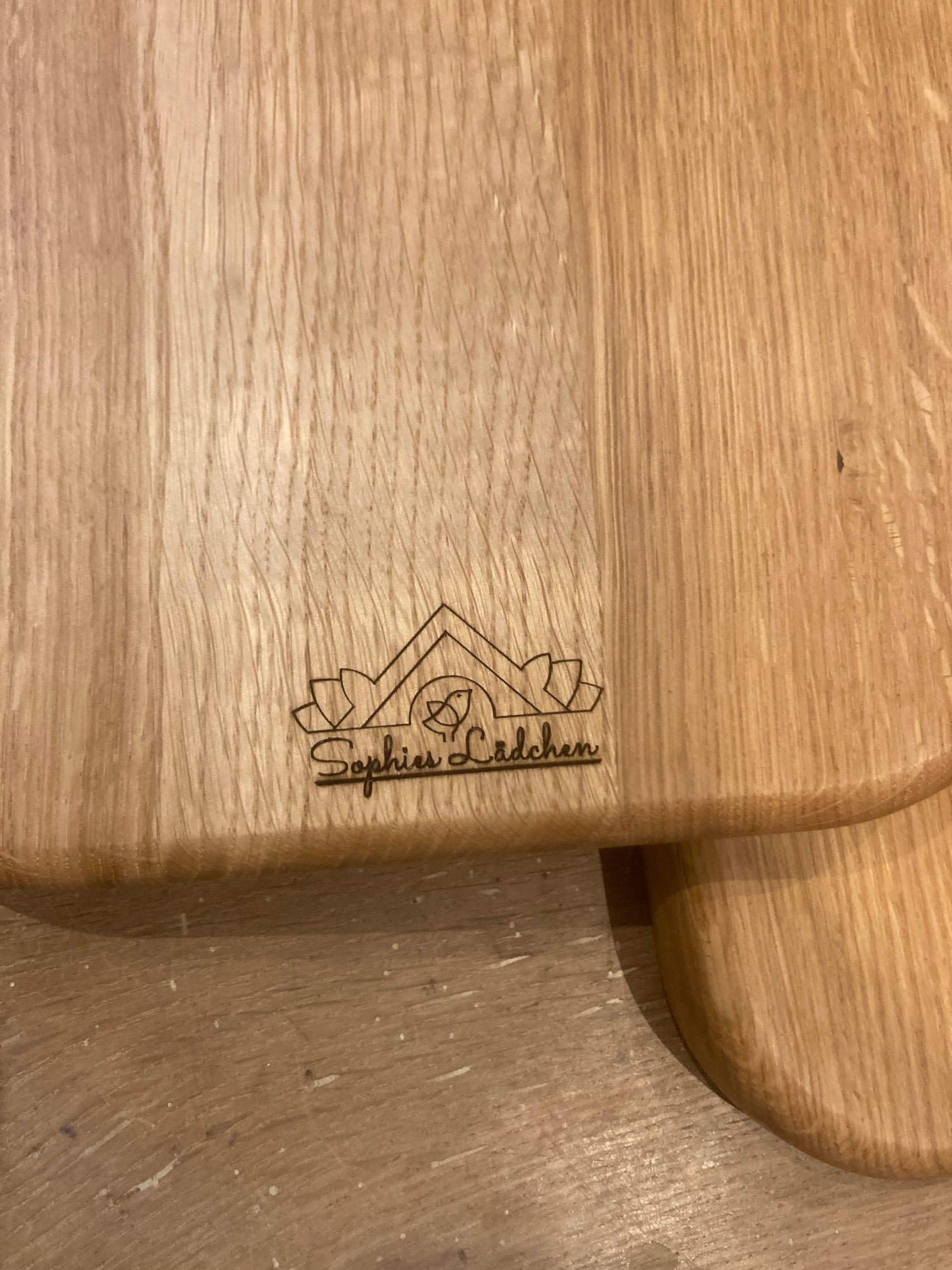 Landhausstil Schneidebrett aus Eiche mit Griff und Lederband