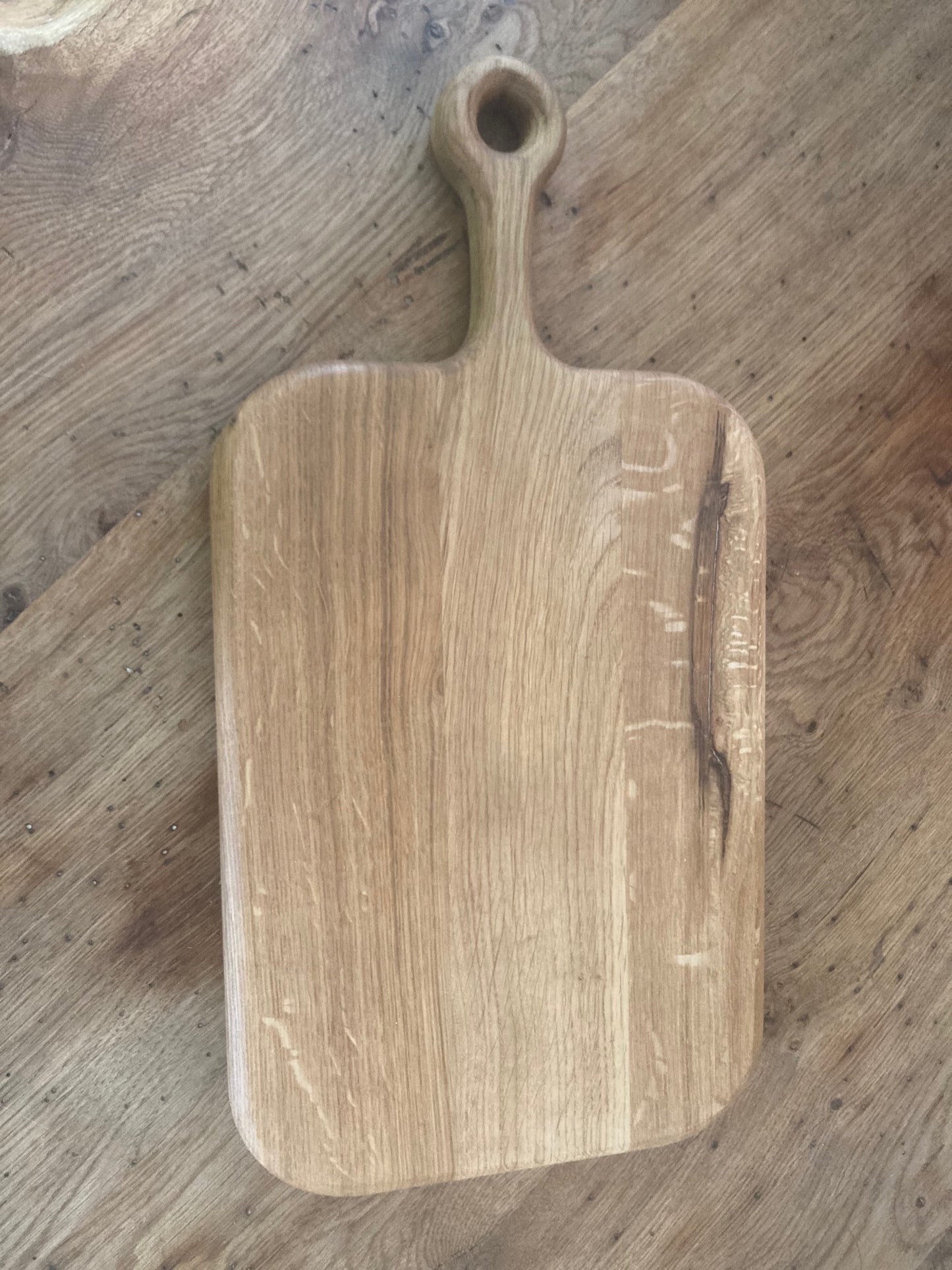 Landhausstil Schneidebrett aus Eiche mit Griff und Lederband