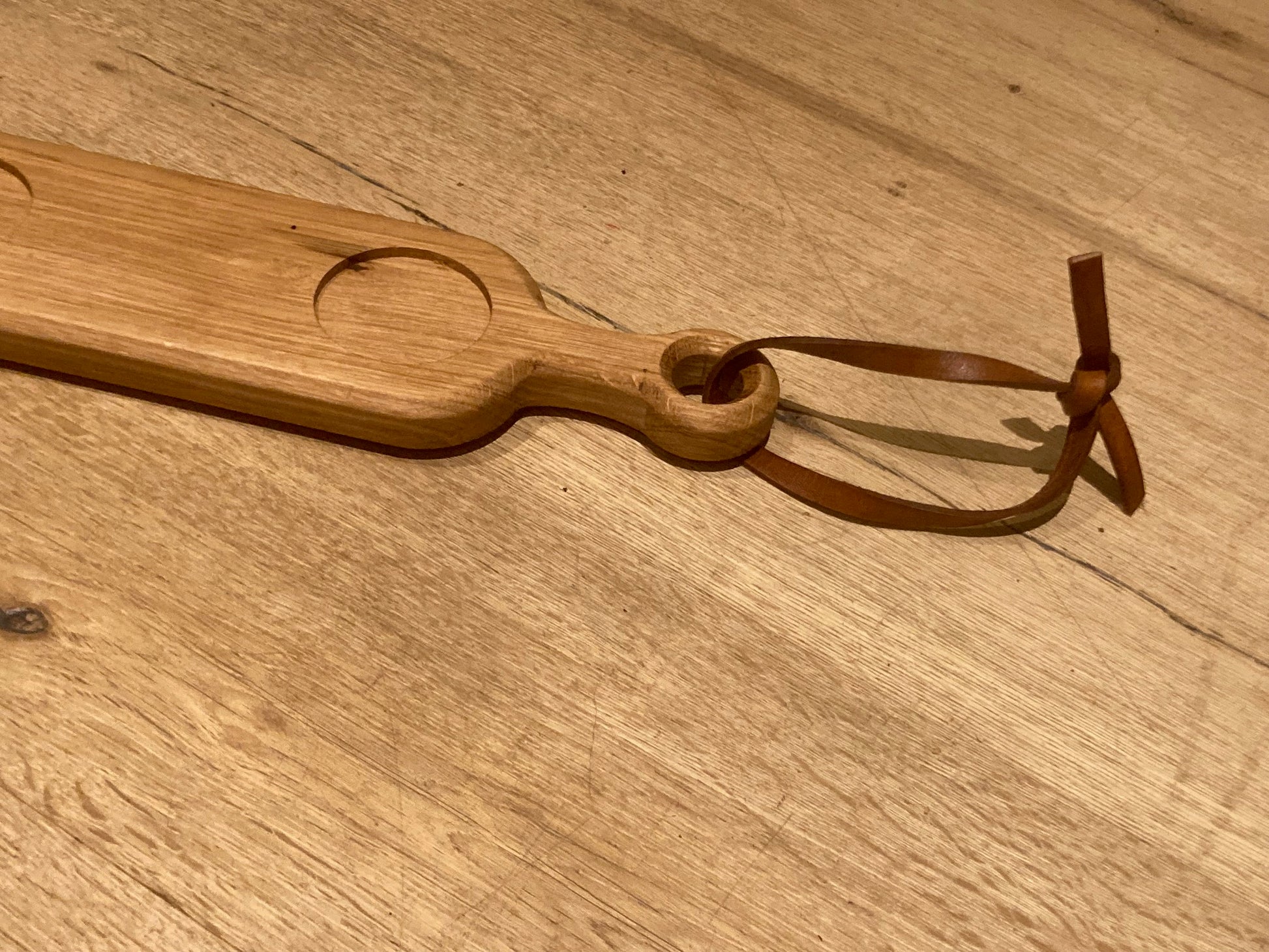 Servierbrett aus Eiche für Marmelade mit Griff und Lederband!