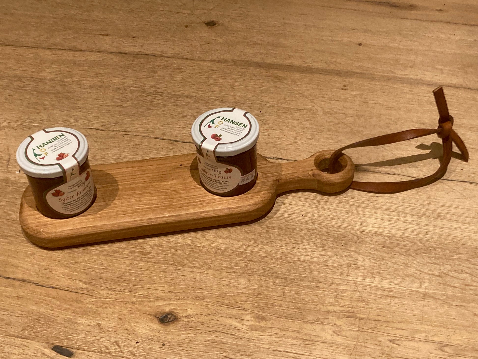 Servierbrett aus Eiche mit Fruchtaufstrich "Erdbeer" und "Himbeer" vom Hansenhof Sylt!