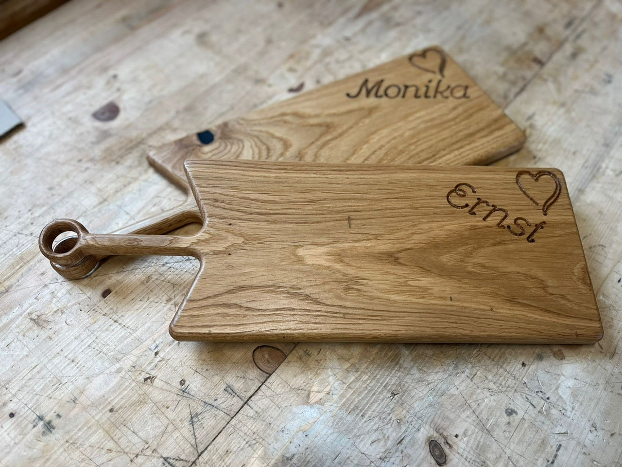 Schneidebrett aus Eiche mit individueller Fräsung, Küchenbrett, Brett mit Fräsung, Schneidebrett Holz